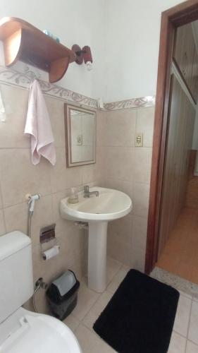 a bathroom with a sink and a toilet at Casa de praia Pitória São Pedro da Aldeia in São Pedro da Aldeia