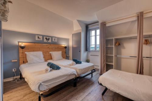 Un dormitorio con dos camas y una ventana en Ma maison à Disneyland Paris, en Magny-le-Hongre