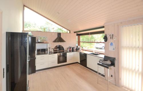 Kuchyň nebo kuchyňský kout v ubytování Holiday Home Grenaa 53 Denmark