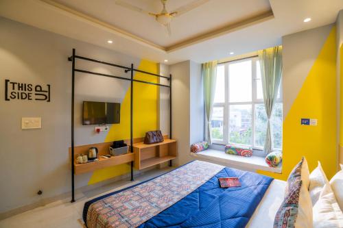 Una cama o camas en una habitación de Shalom Backpackers Jaipur