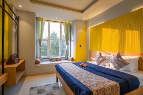 Una cama o camas en una habitación de Shalom Backpackers Jaipur