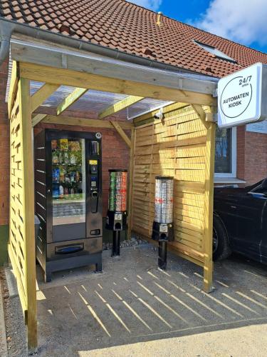 a building with a parking meter next to a vending machine at Ferienhof Hanstorf in Satow