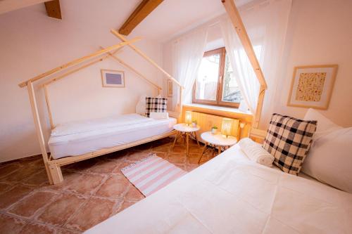 a living room with a bed and a couch at Yello Homes - Gemütliche und luxuriöse Wohnung - mit Sauna, Garten, und Heimkino für 6 Personen in Anger