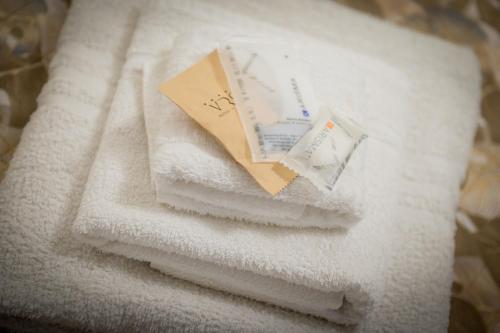 a pile of towels with a note on top of them at joy's home in Bari