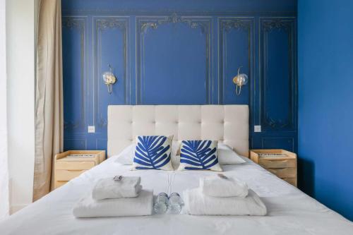 - une chambre bleue avec un lit blanc aux murs bleus dans l'établissement Luxurious apartment - 4BR-10P- Ternes-Pereire, à Paris