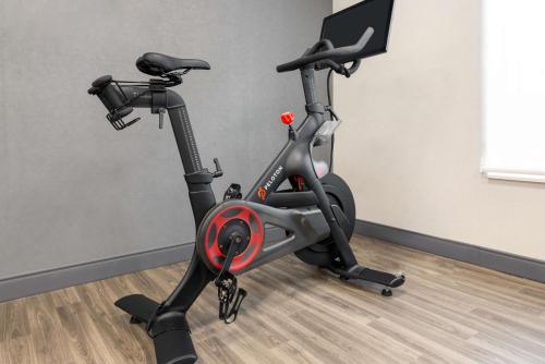 Fitness centrum a/nebo fitness zařízení v ubytování Hampton Inn & Suites Cleveland-Beachwood
