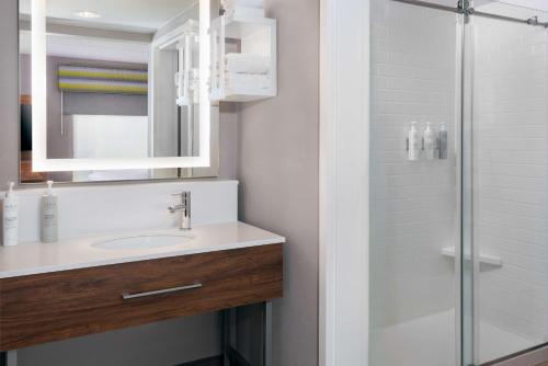 Koupelna v ubytování Hampton Inn & Suites Cleveland-Beachwood