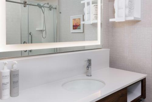 Koupelna v ubytování Hampton Inn & Suites Cleveland-Beachwood