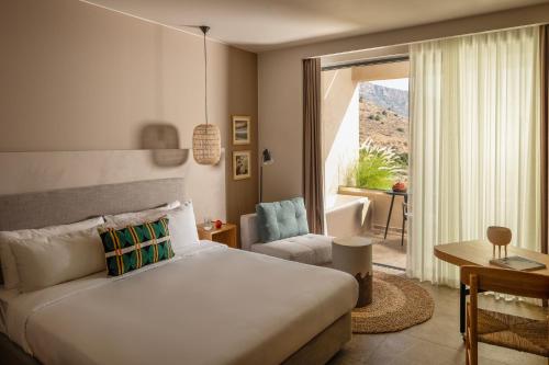 Domes Aulus Elounda All-Inclusive Resort, Adults only, Curio by Hiltonにあるベッド