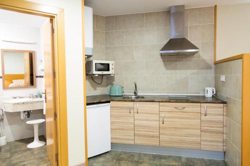 Kuchyňa alebo kuchynka v ubytovaní Apartamentos Playa De Cóbreces