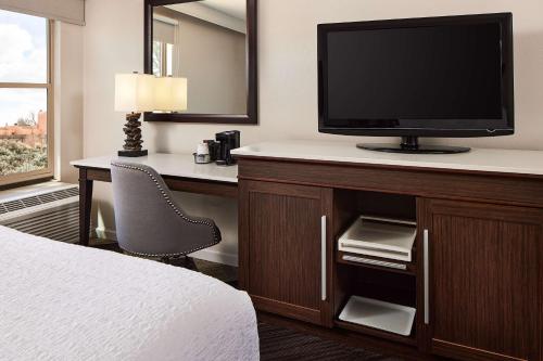 Μια τηλεόραση ή/και κέντρο ψυχαγωγίας στο Hampton Inn Taos