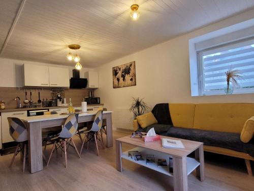 un salon avec un canapé et une table dans l'établissement La Parentaise, à Mernel