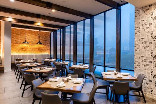 En restaurant eller et andet spisested på Hilton Galveston Island Resort