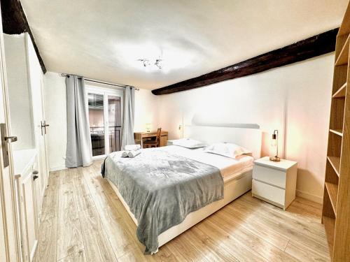 une chambre avec un grand lit et une fenêtre dans l'établissement ApartHotel Riviera - ANGLE DROITE - Old town Promenade des Anglais, à Nice