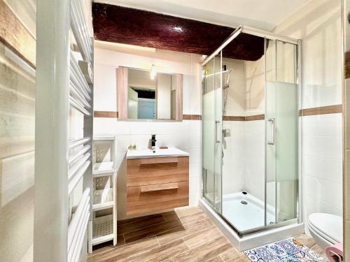 une salle de bain avec douche et lavabo dans l'établissement ApartHotel Riviera - ANGLE DROITE - Old town Promenade des Anglais, à Nice