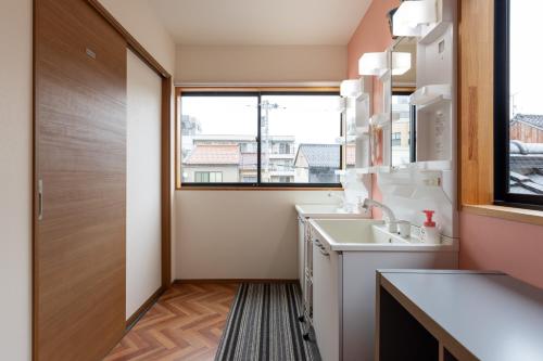 Kuchyň nebo kuchyňský kout v ubytování Momonoya Kanazawa