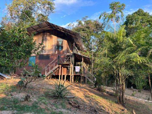 an old wooden house in the middle of a forest at Cabañas eco lógicas mu'ü in Loreto Mocagua
