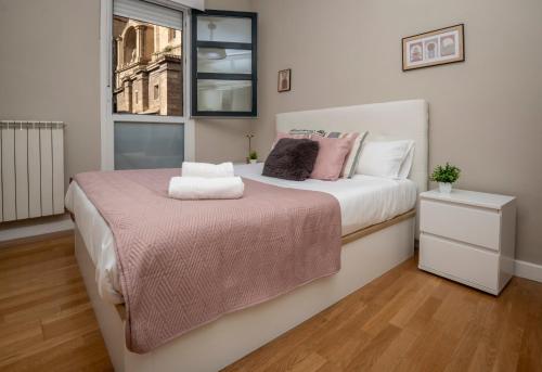 a bedroom with a bed and a window at Santiago Tower Aire Ac casco antiguo By Apartamentos Logrono in Logroño