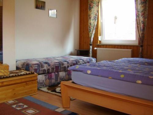 ブラウンラーゲにあるFerienwohnung Zeidlerのベッドルーム1室(ベッド2台、窓付)