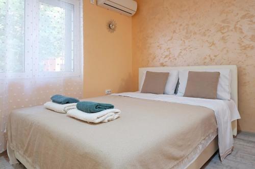 Rúm í herbergi á Apartment Paradise Biser