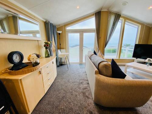 TV a/nebo společenská místnost v ubytování A Seaview Luxury Lodge at Kestral Haven