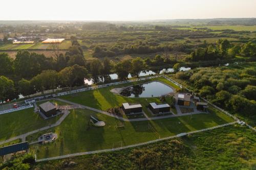 an aerial view of a large estate with a lake at Lisi Ogon zanurzeni w naturze in Lisi Ogon