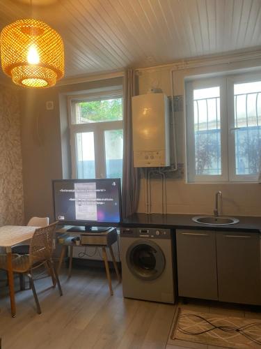 Kuchyň nebo kuchyňský kout v ubytování Appartement Familial PARIS PORTE LA VILETTE