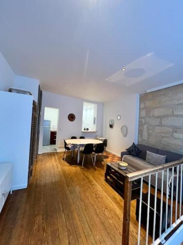 un salon avec un canapé et une table dans l'établissement échoppe 2 à 6 personnes, à Bordeaux