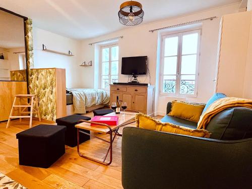 un salon avec un canapé et une table dans l'établissement Le Penthouse du Sacré-Coeur, à Paris