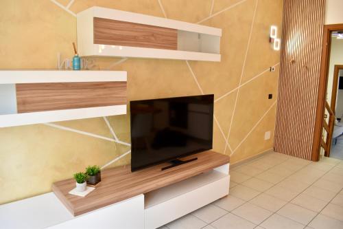 TV a/nebo společenská místnost v ubytování Eden Guest House