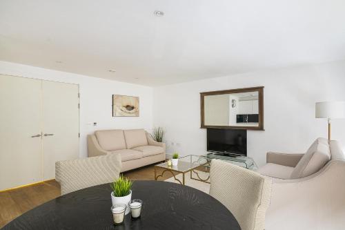 a living room with a table and chairs at Bull Inn Court - Walking distance to Covent Garden Square in London