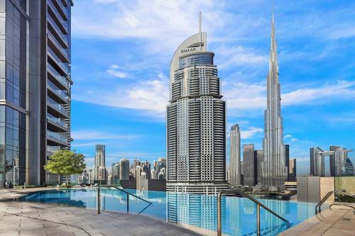 Skyline Views 2BR Near Burj Khalifa & Dubai Mall with Pool Access