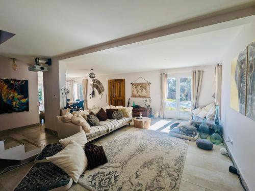 un salon avec un canapé et une table dans l'établissement Ma maison cozy - Jardin - Piscine - 500m du centre, à Bédoin