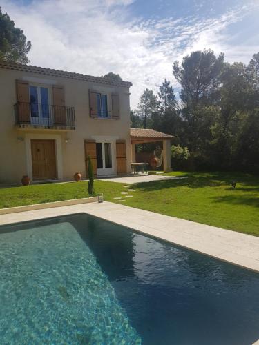 une grande piscine devant une maison dans l'établissement Ma maison cozy - Jardin - Piscine - 500m du centre, à Bédoin