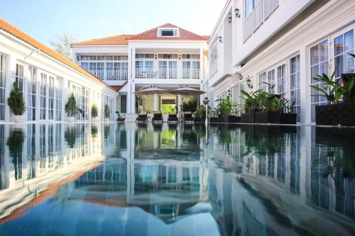 Πισίνα στο ή κοντά στο White Boutique Hotel and Residences