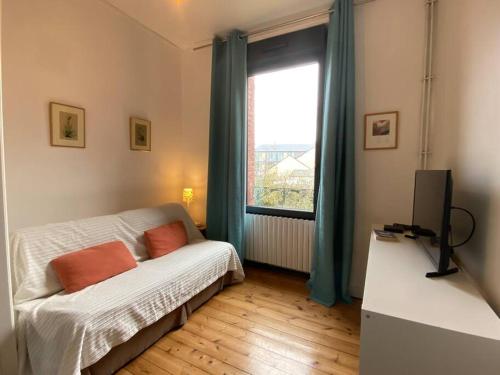 une petite chambre avec un lit et une fenêtre dans l'établissement Les Mimosas, plage 200mètres, à Saint-Pair-sur-Mer