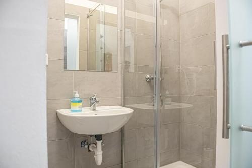 A bathroom at Delightful 2BR Apt.-Near Wiener Stadthalle