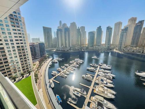 FIRST CLASS Dubai Marina 2BR with City Views, Balcony, Pool, Gym & Parking
