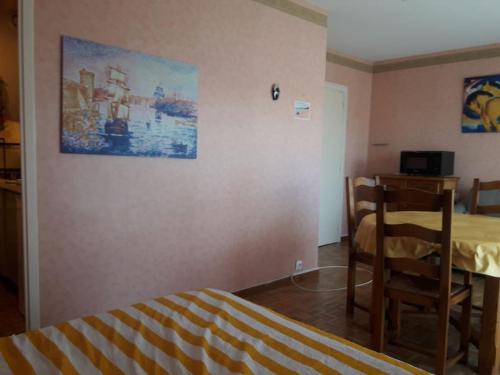- une chambre avec un lit, une table et une chaise dans l'établissement Appartement avec terrasse - Calme et soleil - Proche de la plage, à Marseille