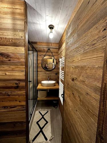 une salle de bain avec un lavabo et un miroir dans l'établissement Les Marmottes Appartement Charme, à Bagnères-de-Bigorre