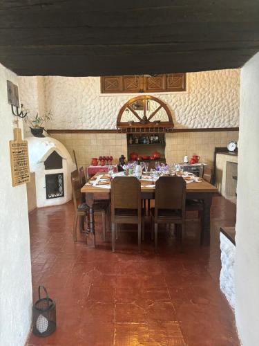 a dining room with a table and chairs in a kitchen at Hotel Boutique Casa de Hacienda Su Merced in Puembo
