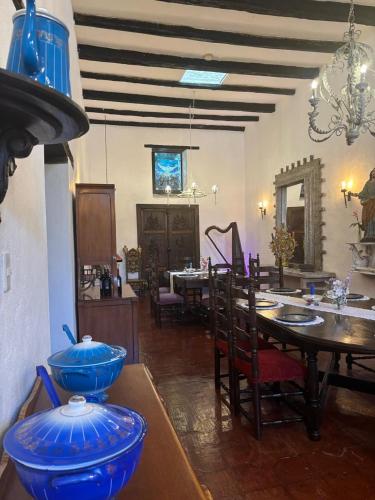 a dining room with blue bowls on top of a table at Hotel Boutique Casa de Hacienda Su Merced in Puembo