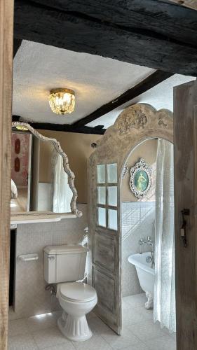 a bathroom with a toilet and a sink at Hotel Boutique Casa de Hacienda Su Merced in Puembo