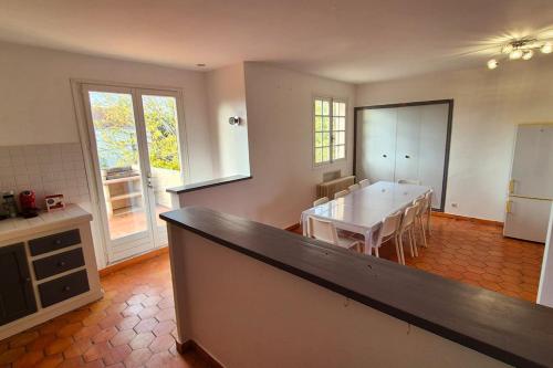 een keuken en eetkamer met een tafel en stoelen bij T4 Furesta - Casa Mattea in Aléria