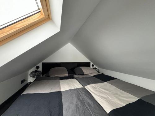 LöbnitzTiny Ferienhaus Oskar 100m Entfernt zum See Strand的阁楼里有一张床的卧室