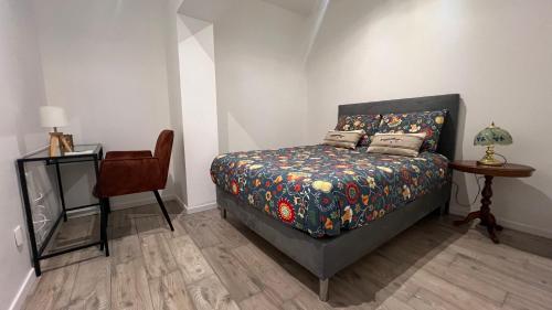 une chambre avec un lit, une table et une chaise dans l'établissement Les Logis du Sud - Pampa et Olivier, à Gallargues-le-Montueux