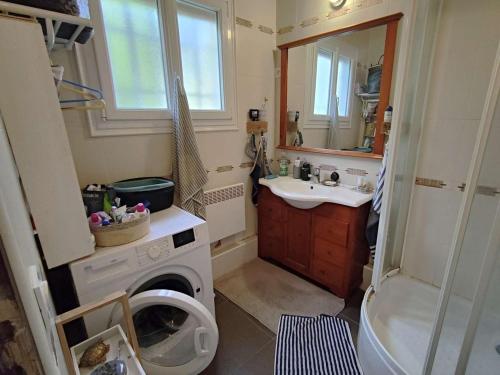 une salle de bain avec une machine à laver et un lavabo dans l'établissement Villa landaise avec studio indépendant, proche bassin, commerces et plages - 8 pers., jardin, WiFi - FR-1-736-29, à Lège-Cap-Ferret