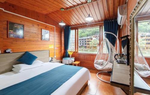 Postel nebo postele na pokoji v ubytování Fenghuang Memory Linjiang Inn