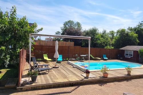 Bazén v ubytování L'Essentiel-Appartement neuf et cosy avec piscine nebo v jeho okolí