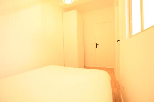 a small bedroom with a bed and a window at Disponible - Appartement Entier - Matelas Emma - RER B Laplace, 5mn Paris - 2 pers - Parking Rue Gratuit - Tout équipé - RDC - 1 in Arcueil